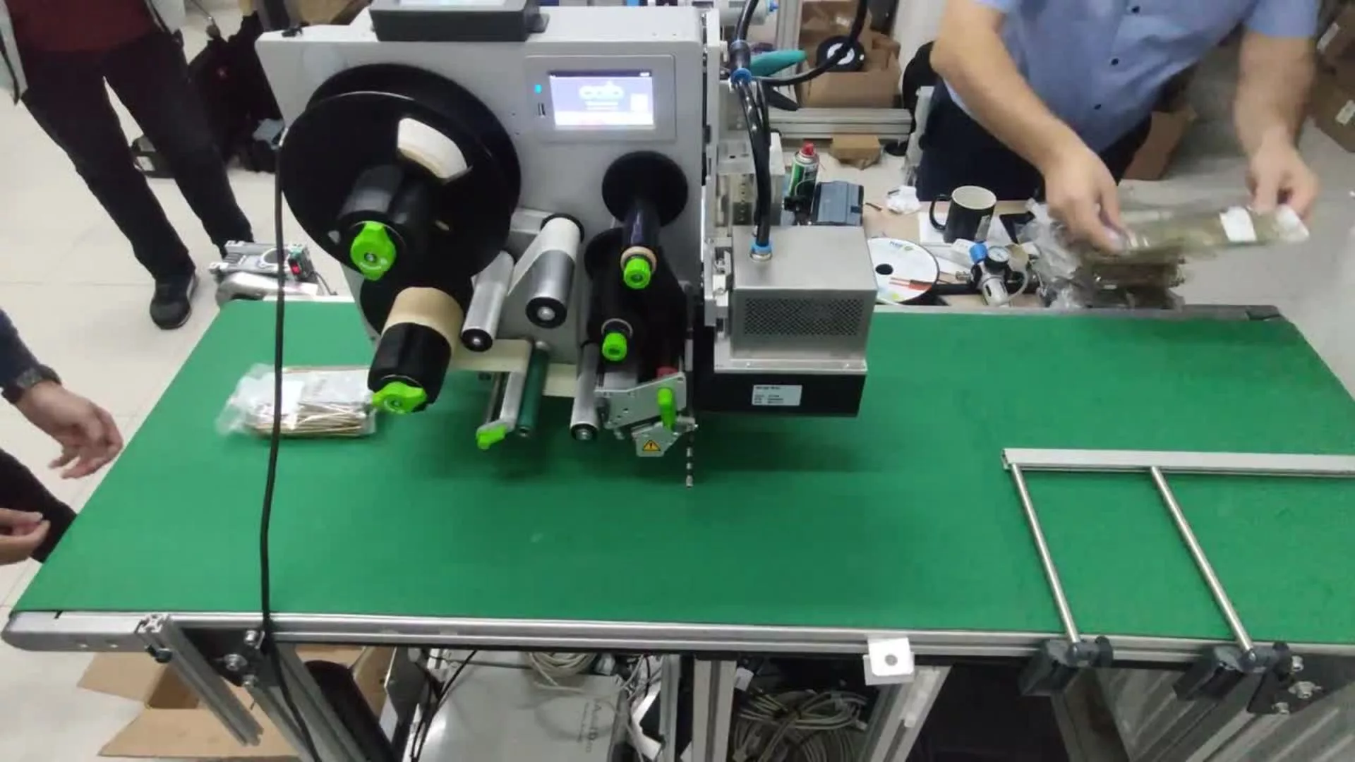 Sistem Automat de Etichetare pe Banda de Lucru