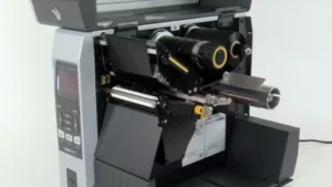 Încărcarea Ribbonului Și A Mediilor În Modul Tear-Off Pe Zebra Zt600