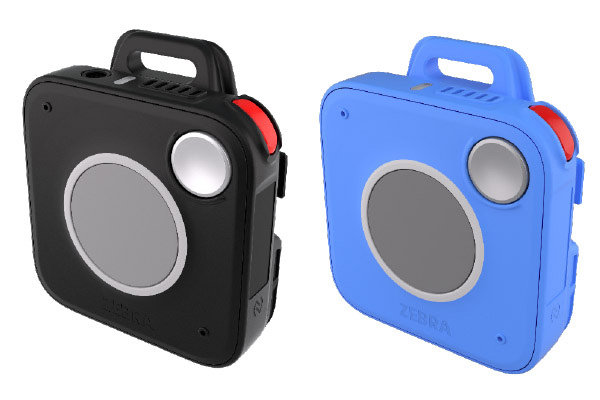 Imagine: Badge-Ul Zebra Ws101-H (Dreapta, Model Pentru Sănătate De Culoare Albastră) Alături De Versiunea Ws101 Standard (Stânga, De Culoare Neagră). Modelul Ws101-H Este Conceput Special Pentru Mediul Medical, Cu Un Design Ce Permite Dezinfectarea Riguroasă.